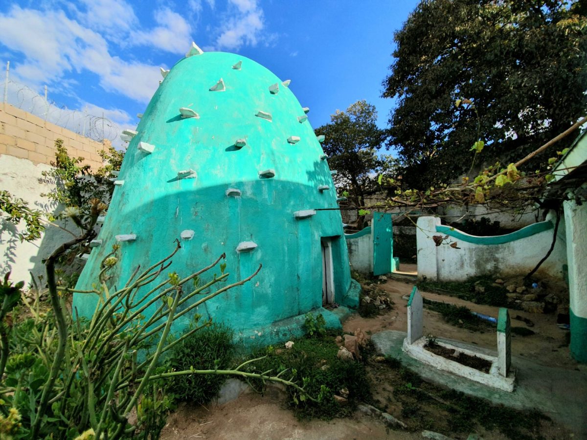 De felgroene grafkoepel van de heilige Emir Nur op een begraafplaats in de islamitische stad Harar, Ethiopië.