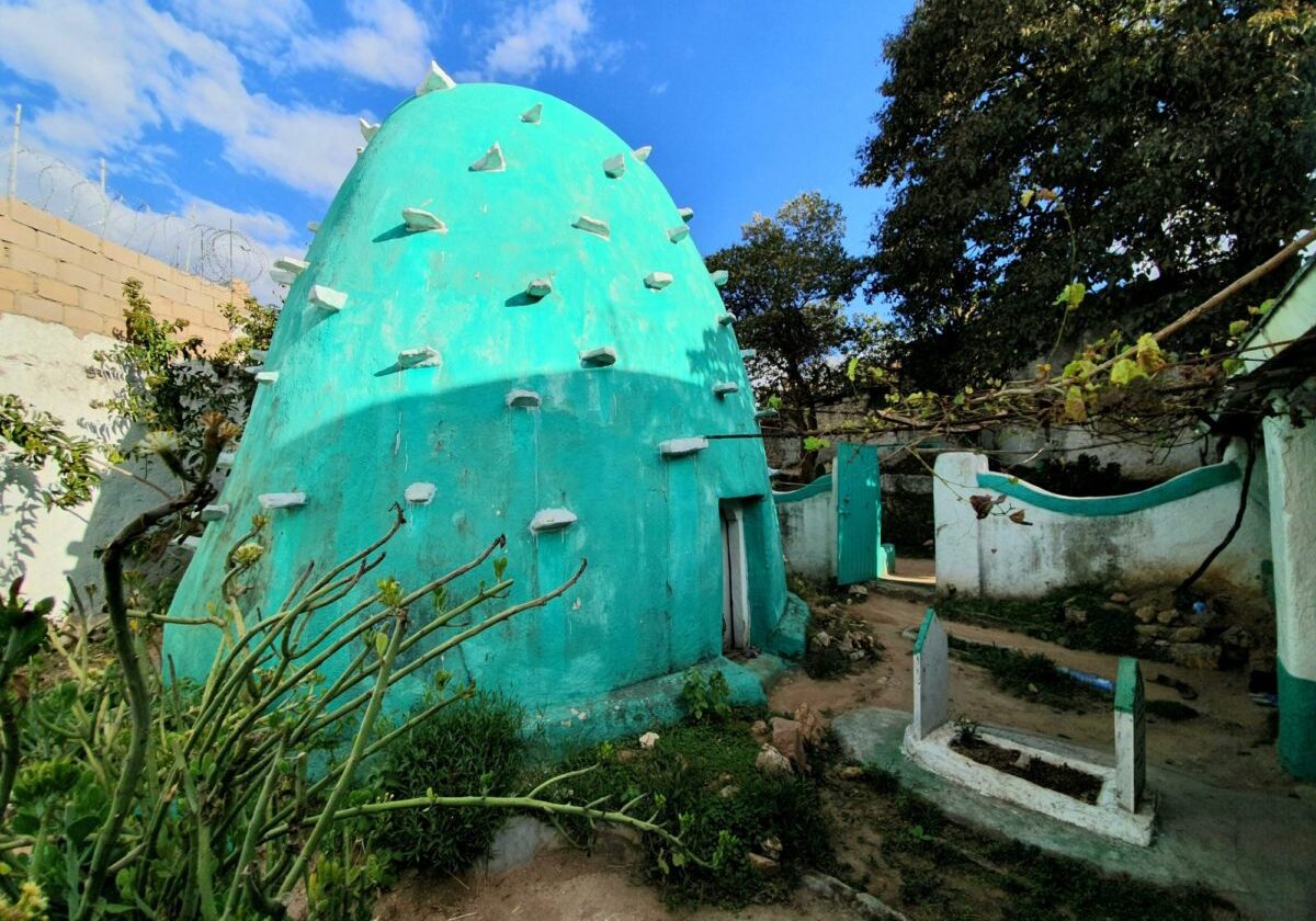 De felgroene grafkoepel met witte uitsteeksels van de heilige Emir Nur op een begraafplaats in de islamitische stad Harar, Ethiopië.