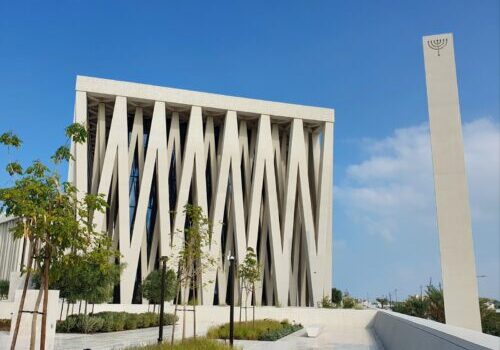 De strak gestileerde vierkante synagoge van het Abrahamic Family House in Abu Dhabi.